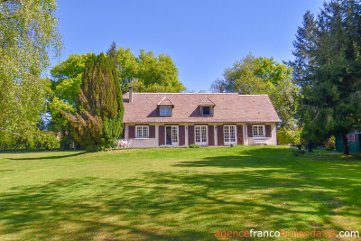 Un étang et 1,1 hectare pour ce plain-pied de vie!