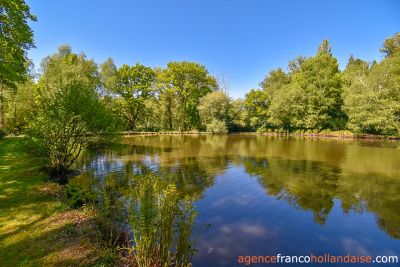 Un étang et 1,1 hectare pour ce plain-pied de vie!