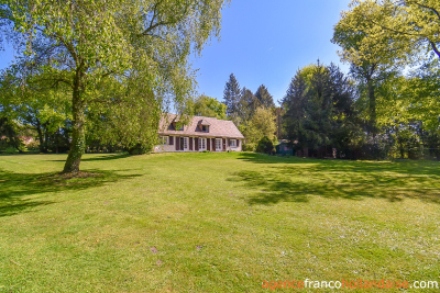 Un étang et 1,1 hectare pour ce plain-pied de vie!