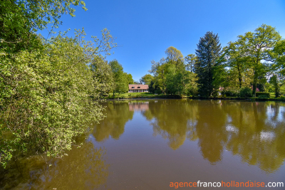 Un étang et 1,1 hectare pour ce plain-pied de vie!
