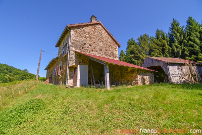Sans aucun voisin avec ancien moulin et 7,5 hectares