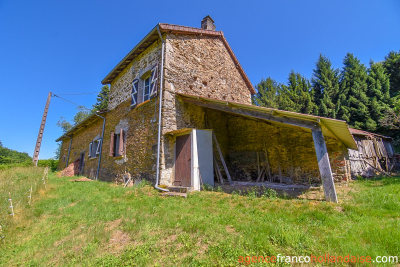 Sans aucun voisin avec ancien moulin et 7,5 hectares