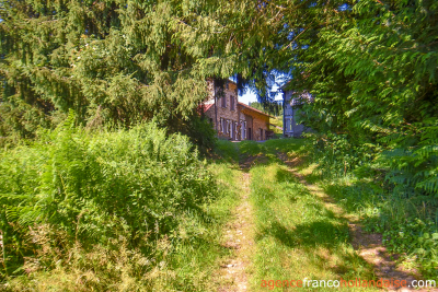 Sans aucun voisin avec ancien moulin et 7,5 hectares
