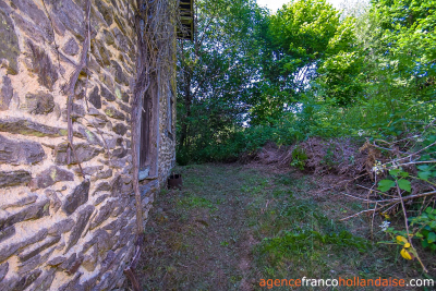 Sans aucun voisin avec ancien moulin et 7,5 hectares