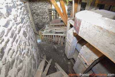 Sans aucun voisin avec ancien moulin et 7,5 hectares