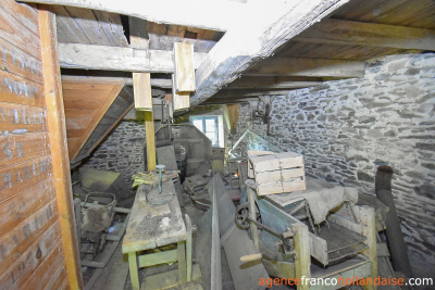 Sans aucun voisin avec ancien moulin et 7,5 hectares