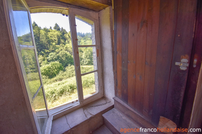 Sans aucun voisin avec ancien moulin et 7,5 hectares
