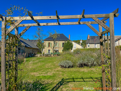 Maison de caractère avec grange et terrain