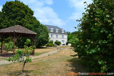 3 maisons dans un bâtiment caractéristique 