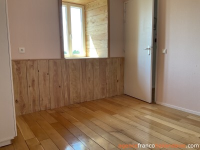 3 maisons dans un bâtiment caractéristique 