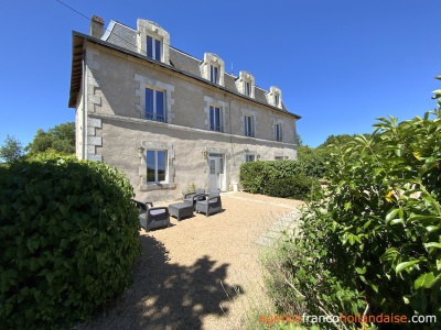 3 maisons dans un bâtiment caractéristique 