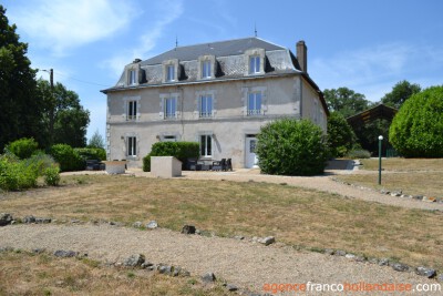 3 maisons dans un bâtiment caractéristique 