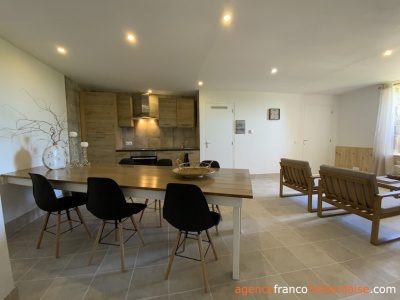 3 maisons dans un bâtiment caractéristique 