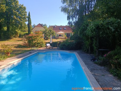 Maison avec piscine et grand jardin arboré                                                                                                                                                                                                                    