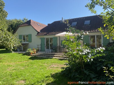 Maison avec piscine et grand jardin arboré                                                                                                                                                                                                                    