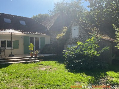 Maison avec piscine et grand jardin arboré                                                                                                                                                                                                                    