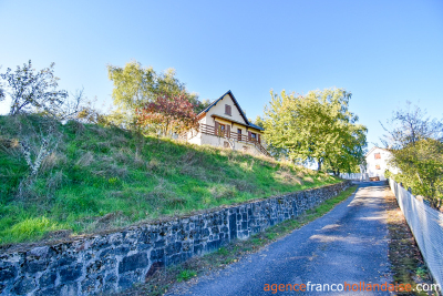 Il surplombe la vallée