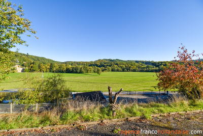 Il surplombe la vallée