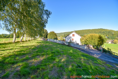 Il surplombe la vallée