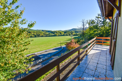 Il surplombe la vallée