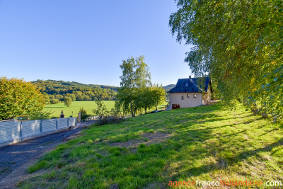 Il surplombe la vallée