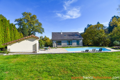Maison récente avec piscine et étang